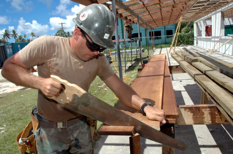 charpentier-LE LAVANDOU-min_worker_construction_building_carpenter_male_job_build_helmet-893290